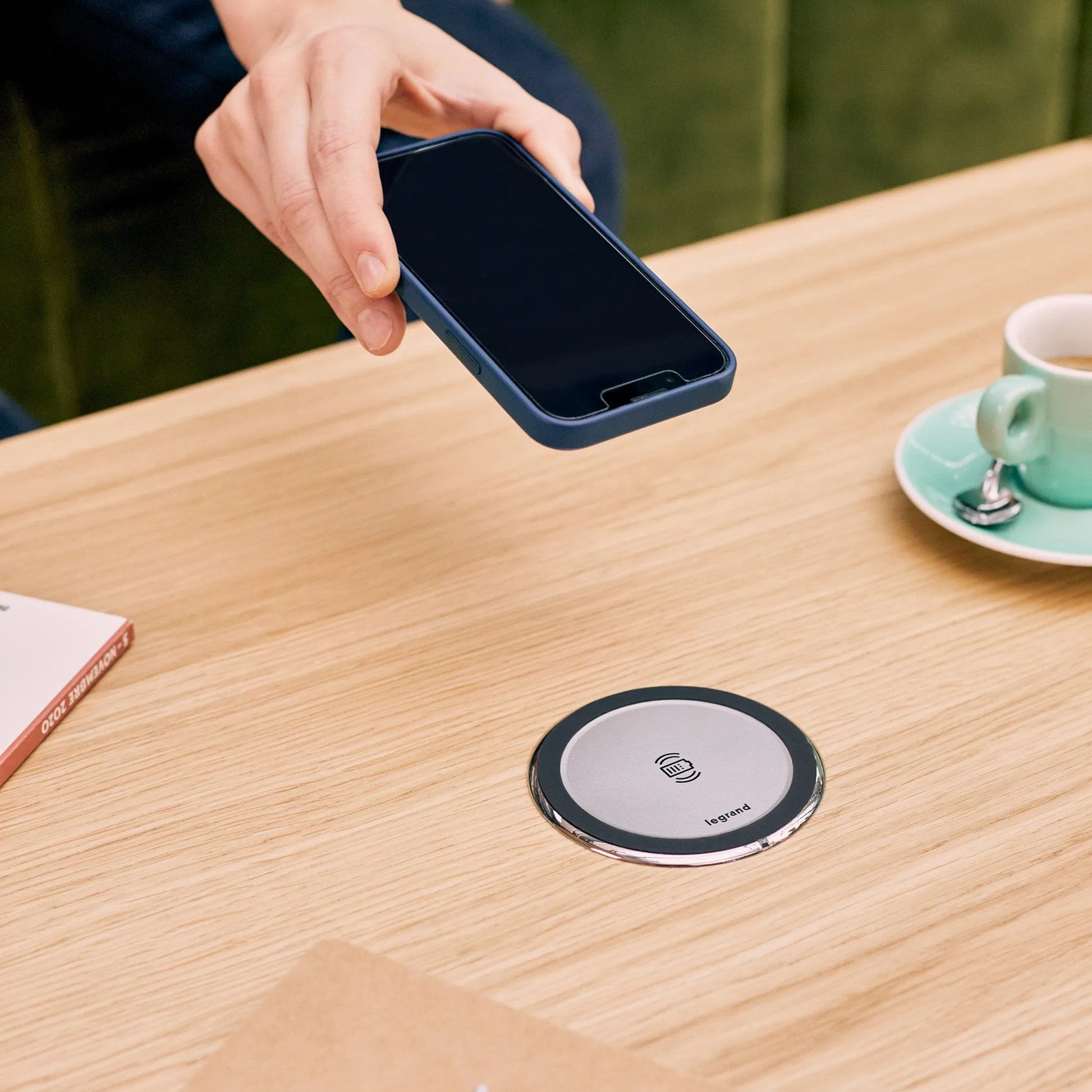 Incara Tower 120 Ø121mm à encastrer dans mobilier avec 4 prises 2P+T, 4 chargeurs USB, sans fils induction et cordon - SQES